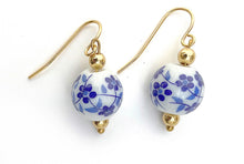 Charger l'image dans la galerie, Boucles d'Oreilles en porcelaine Fleurs de sérénité - B2061 -