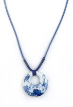 Charger l'image dans la galerie, Collier en porcelaine Fleurs de sérénité - C2076 -