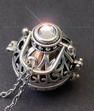 Charger l'image dans la galerie, Pendentif Arabesques avec capsule secrète - D1690 -