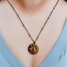 Charger l'image dans la galerie, Le pendentif du Zodiaque Doré - SCORPION - D1859 -