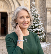Charger l'image dans la galerie, bracelet et pendentif croix porté devant église