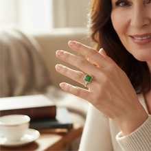 Charger l'image dans la galerie, Bague Jade Vert cabochon carré portée