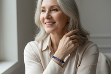Charger l'image dans la galerie, Bracelet A1905 - Femme élégante souriante