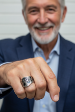 Charger l'image dans la galerie, Photo portée - Bague K1973 - homme 60 ans