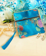 Charger l'image dans la galerie, Pochette à Bijoux en Satin avec Broderies de Soie - Proposé en 3 couleurs différentes -
