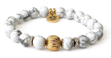 Charger l'image dans la galerie, Bracelet BOUCLIER DE SERENITE - En Howlite Blanche avec perle centrale plaque Or 18 K - A2083 -
