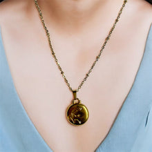 Charger l&#39;image dans la galerie, Pendentif du Zodiaque Doré et Blanc - VERSEAU - D1873 -
