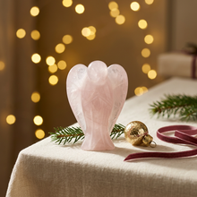 Charger l'image dans la galerie, Ange en quartz rose dans une ambiance de Noël
