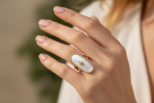 Charger l'image dans la galerie, Bague Bohème Nacre K2022 portée par une femme
