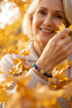 Charger l'image dans la galerie, Bracelet 7 Chakras porté en automne
