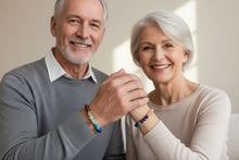 Charger l'image dans la galerie, Bracelet A1274 porté par une femme et un homme seniors
