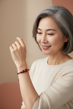 Charger l'image dans la galerie, Bracelet A2077 porté par une femme de 60 ans
