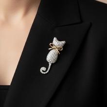 Charger l'image dans la galerie, Broche Chat Strass portée veste noire 41mm
