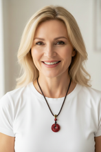 Charger l'image dans la galerie, Collier Cinabre C2079 - pendentif 25mm - femme blonde t-shirt blanc
