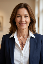 Charger l'image dans la galerie, Croix en agate rouge argentée portée par une femme brune souriante de 55 ans
