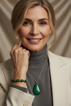 Charger l'image dans la galerie, Femme blonde souriante 60 ans bracelet et pendentif malachite
