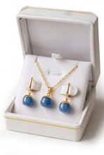 Charger l'image dans la galerie, Parure en aventurine bleue dans son écrin blanc
