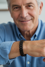 Charger l'image dans la galerie, Photo portée AM2018 Damier Noir 10mm - homme 65 ans
