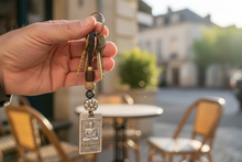 Charger l'image dans la galerie, Porte-clés G1826 tenu par un homme
