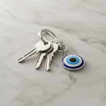Charger l'image dans la galerie, Porte-clés Oeil Bleu de Nazar - lifestyle marbre
